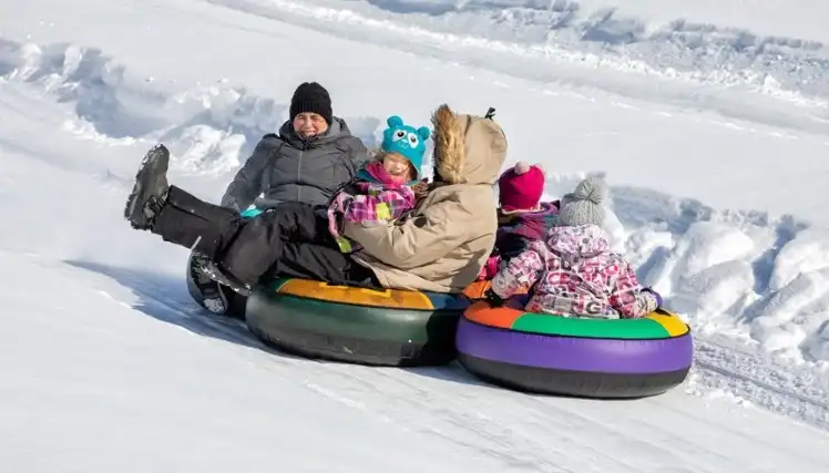 Parc Belle Rivière : Jouer dans la neige en famille