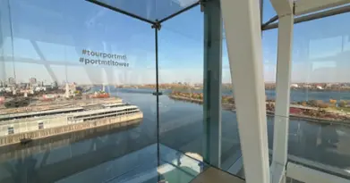 Le Grand Quai et la Tour du Port de Montréal