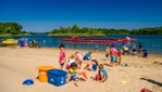 Parc régional des Îles-de-Saint-Timothée - La plage de sable dorée invite à la baignade