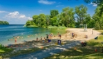 Parc régional des Îles-de-Saint-Timothée - La plage de sable dorée invite à la baignade