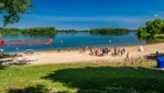 Parc régional des Îles-de-Saint-Timothée - La plage de sable dorée invite à la baignade