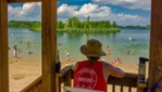 Parc régional des Îles-de-Saint-Timothée - La plage de sable dorée invite à la baignade