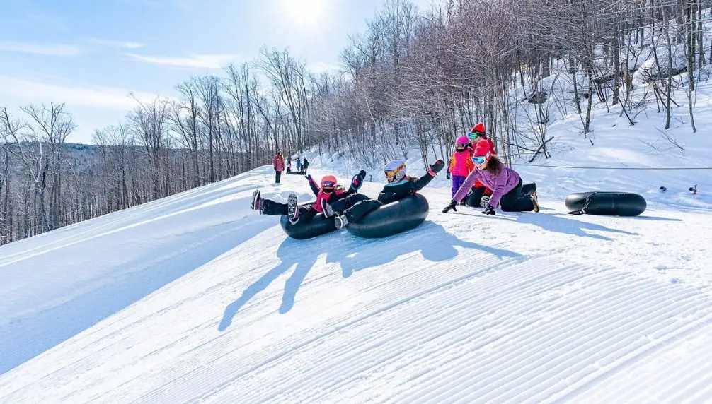 Glissades sur tube Sommet Saint-Sauveur
