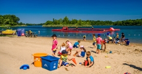 Parc régional des Îles-de-Saint-Timothée - La plage de sable dorée invite à la baignade